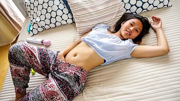 Cuộc Truy Tìm Cực Khoái – Em Gái Châu Á May Thai Thả Dáng đón Nhận Những Cơn Cực Khoái Bất Tận Cùng Bạn đồ Chơi Tình Dục